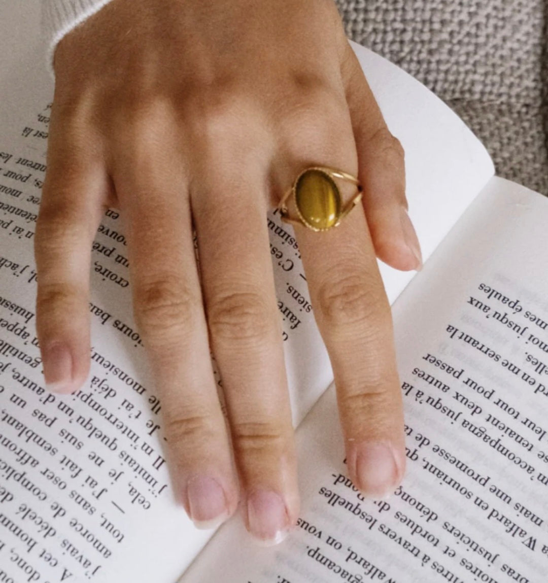 Anello regolabile dorato con pietra ovale