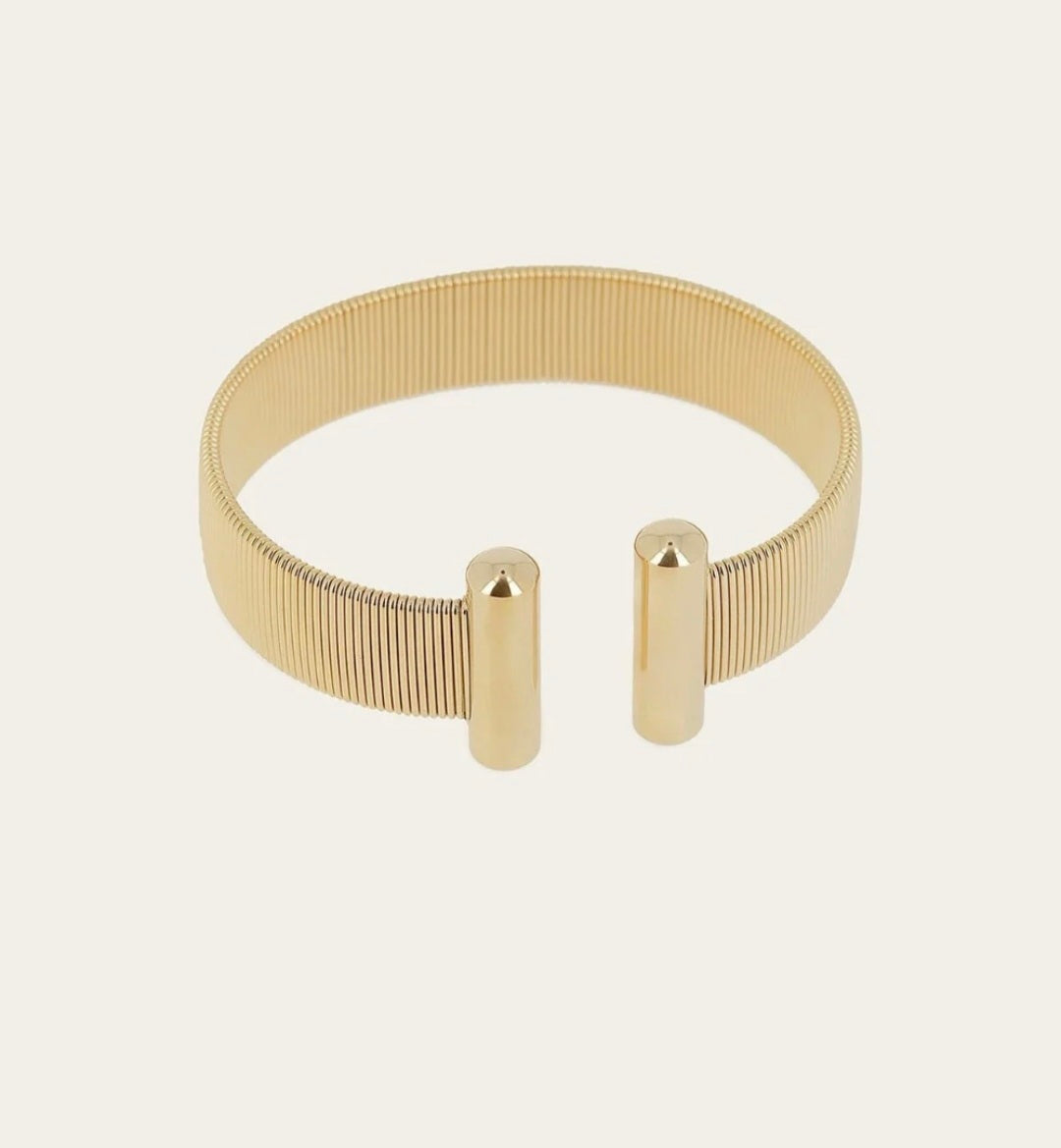 Bracciale rigido dorato con lavorazione striata