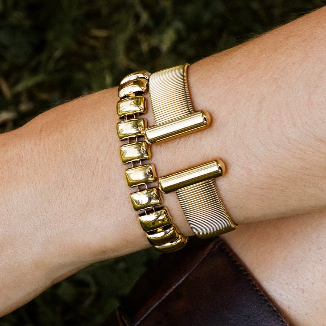 Bracciale rigido dorato con lavorazione striata