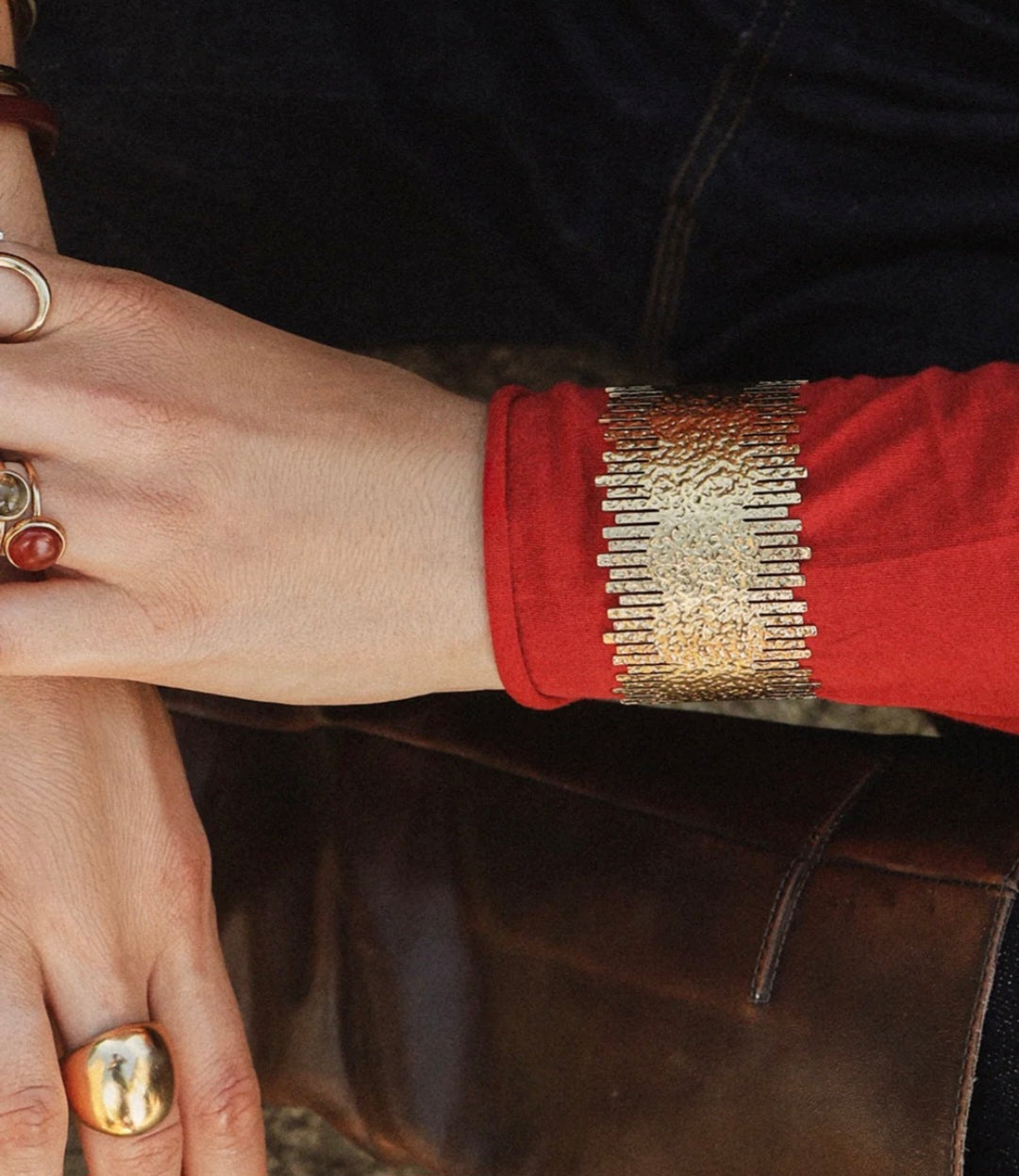 Bracciale a fascia ZAG Bijoux dorato martellato con bordi dentellati