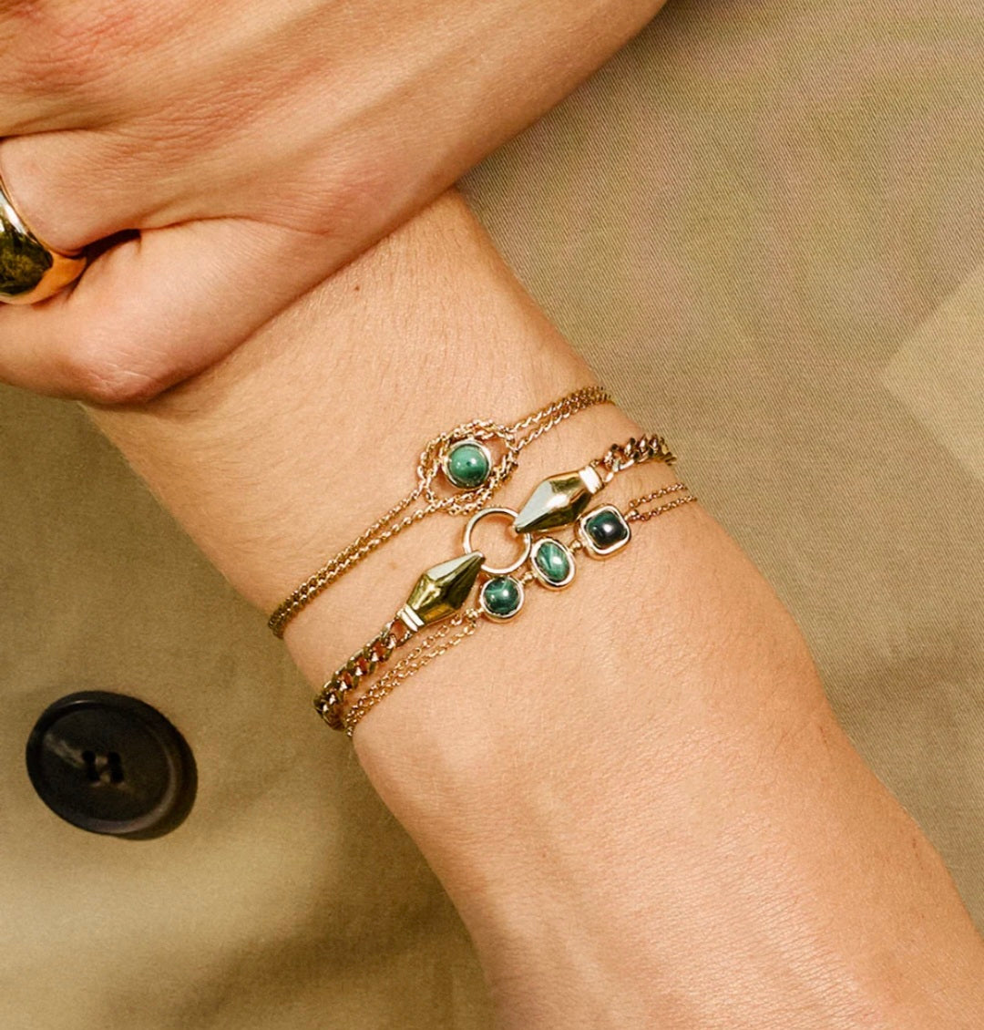 Bracciale ZAG Bijoux dorato con catene intrecciate e pietra nera