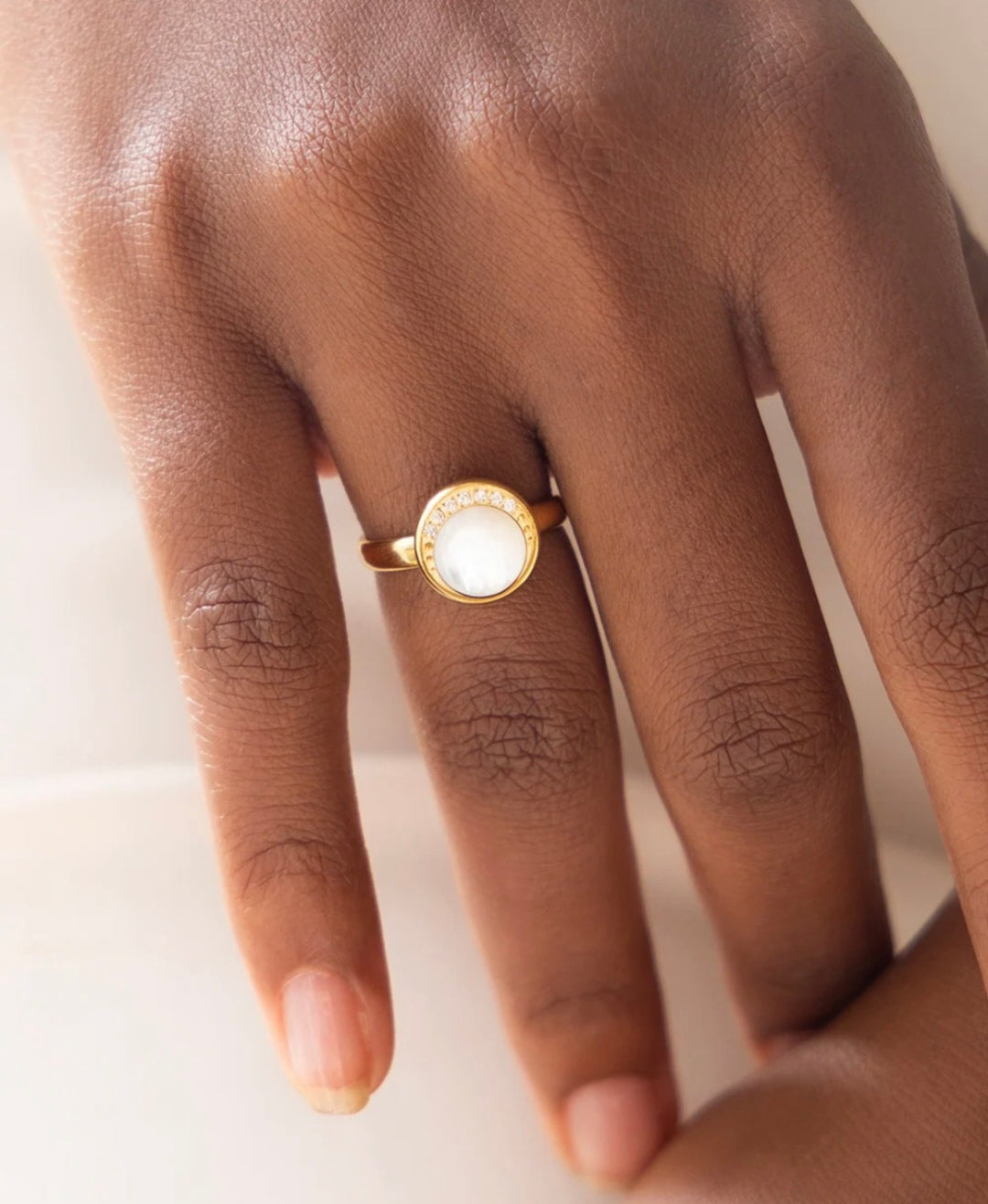 Anello regolabile dorato con madreperla e zirconi