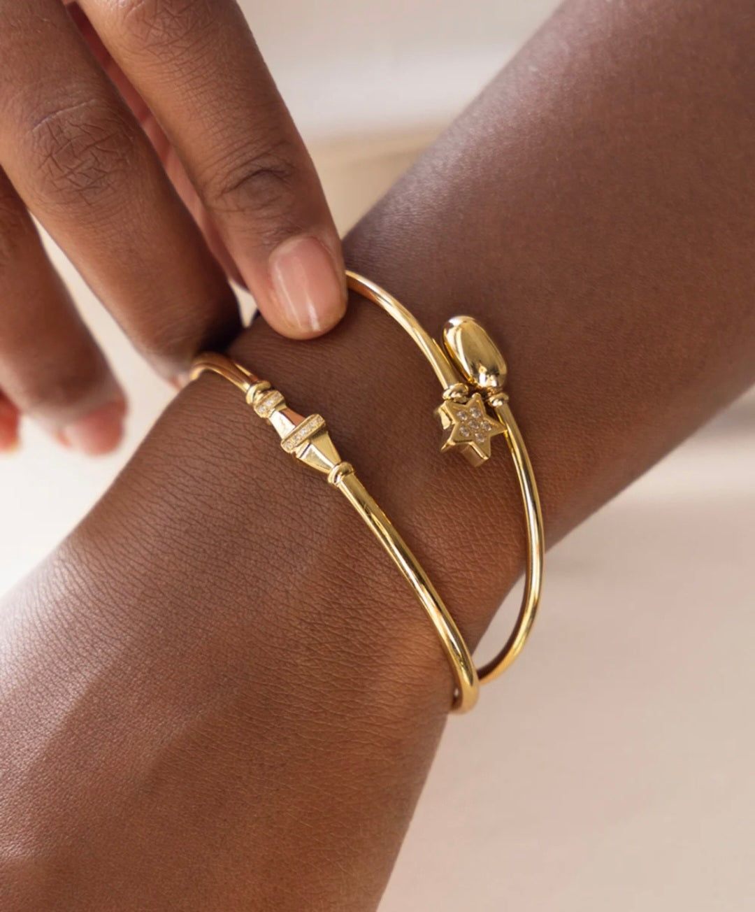 Bracciale rigido Losanga in acciaio dorato con zirconi