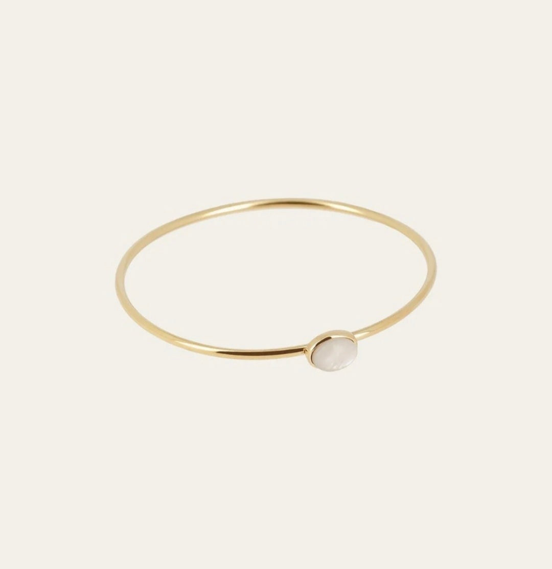 Bracciale rigido dorato con dettaglio ovale