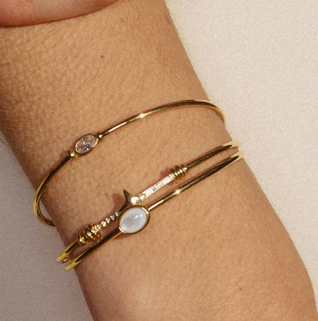 Bracciale rigido dorato con dettaglio ovale